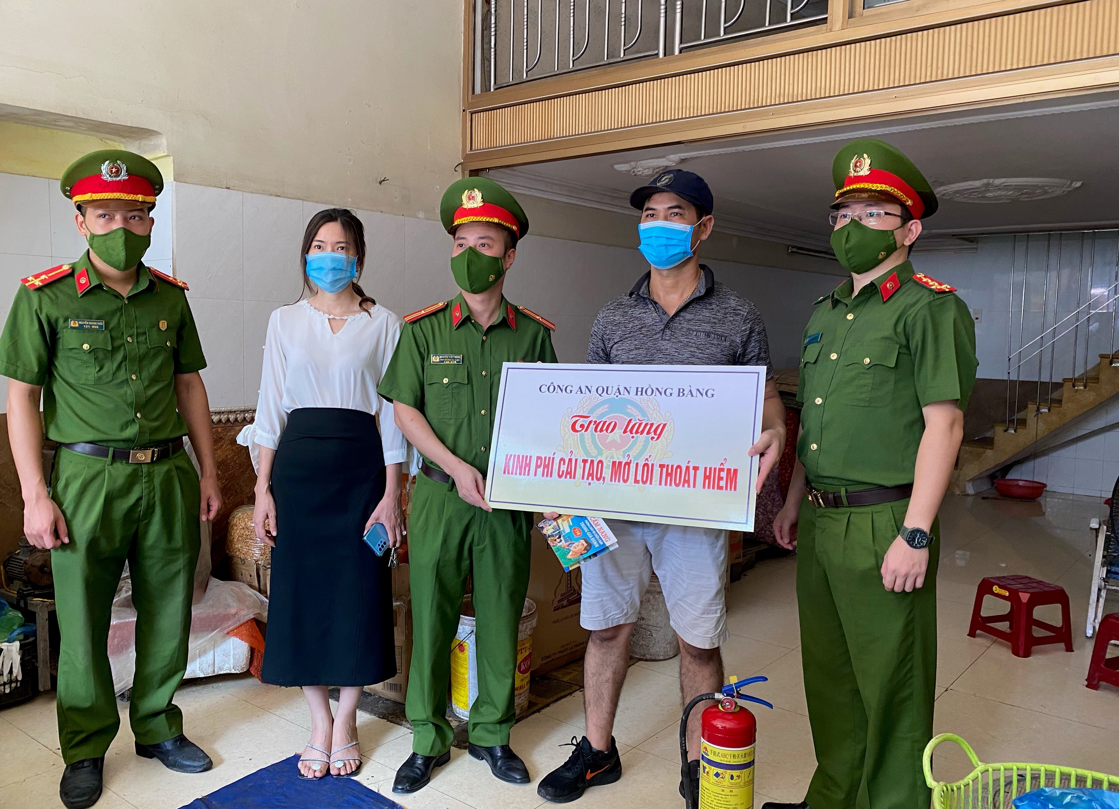 Công an quận Hồng Bàng: Hỗ trợ kinh phí cải tạo lối thoát nạn và tặng bình chữa cháy xách tay cho hộ gia đình có hoàn cảnh khó khăn